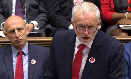 El líder del Partido Laborista británico, Jeremy Corbyn Corbyn cesa a tres parlamentarios de su equipo